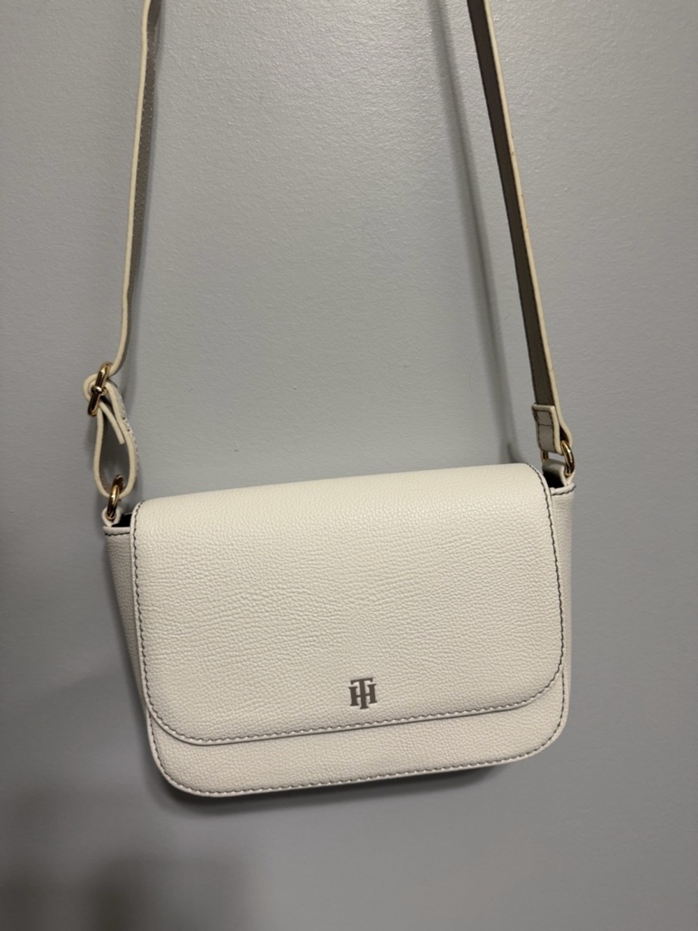 Tommy Hilfiger Cream-White Pebbled Leather Crossbody Bag